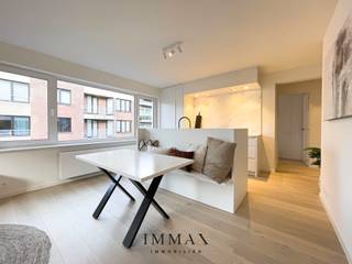 Totaal renovatie hoekappartement gelegen op enkele stappen van de Lippenslaan en de zee te Knokke.<br /><br />Indeling: inkomhall met vestiaire en gastentoilet.<br />Lichtvolle woonkamer en volledig ingerichte, moderne keuken.<br />Het appartement werd uitgerust met 2 volwaardige slaapkamers en een douchekamer.<br /><br />Kelderberging aanwezig in het gebouw en mogelijkheid tot aankoop van een garage in de nabije omgeving van het appartement.<br />Meubilair inbegrepen.<br />Maatregelenregister in aanvraag.<br /><br />Aarzel niet om ons te contacteren voor meer info: tel. : 050 62 44 14 of via knokke@immax.be