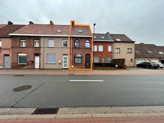 Op een boogscheut van het centrum van Izegem treft u deze rijwoning met garage aan. <br />Diverse winkels, horeca, openbaar vervoer, sportgelegenheid en scholen bevinden zich op wandel- en fietsafstand.<br /><br />Binnenkomen doet u via de inkomhal, die rechtstreekse toegang verleent, tot de ruime leefruimte en de keuken.<br />De keuken is voorzien van een oven, gaskookplaat, dampkap, koelkast met vriesvak en een dubbele spoelbak. Daarnaast is er een badkamer met douche, lavabo en toilet terug te vinden.<br /><br />Op de eerste verdieping verbind de nachthal, twee ruime slaapkamers en toegang tot de tweede verdieping.<br />De zolderruimte, kan dienst doen als extra slaapkamer, hobbyruimte, of in te vullen naar eigen wens. <br /><br />Via de zuidwestgerichte tuin met terras heeft u toegang tot een extra berging, een toilet en een wasplaats, met doorgang naar de garage.<br /><br />Tot slot wordt de woning verwarmd met gaskachels, zijn er rolluiken voorzien langs de achterzijde en is er voldoende opbergruimte.<br /><br /><strong>Goed om weten:</strong><br />Basishuurprijs: 725,-/maand<br />Vrij vanaf: heden<br /><br /><strong>Bent u op zoek naar uw nieuwe thuis? <br />Twijfel niet langer en leg vandaag nog uw bezoek vast!</strong>