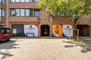 Centraal gelegen kantoor/handelspand (voormalige ING bank) 300 m² groot, met voldoende parkeergelegenheid voor klanten en 2 privé parkings achter...