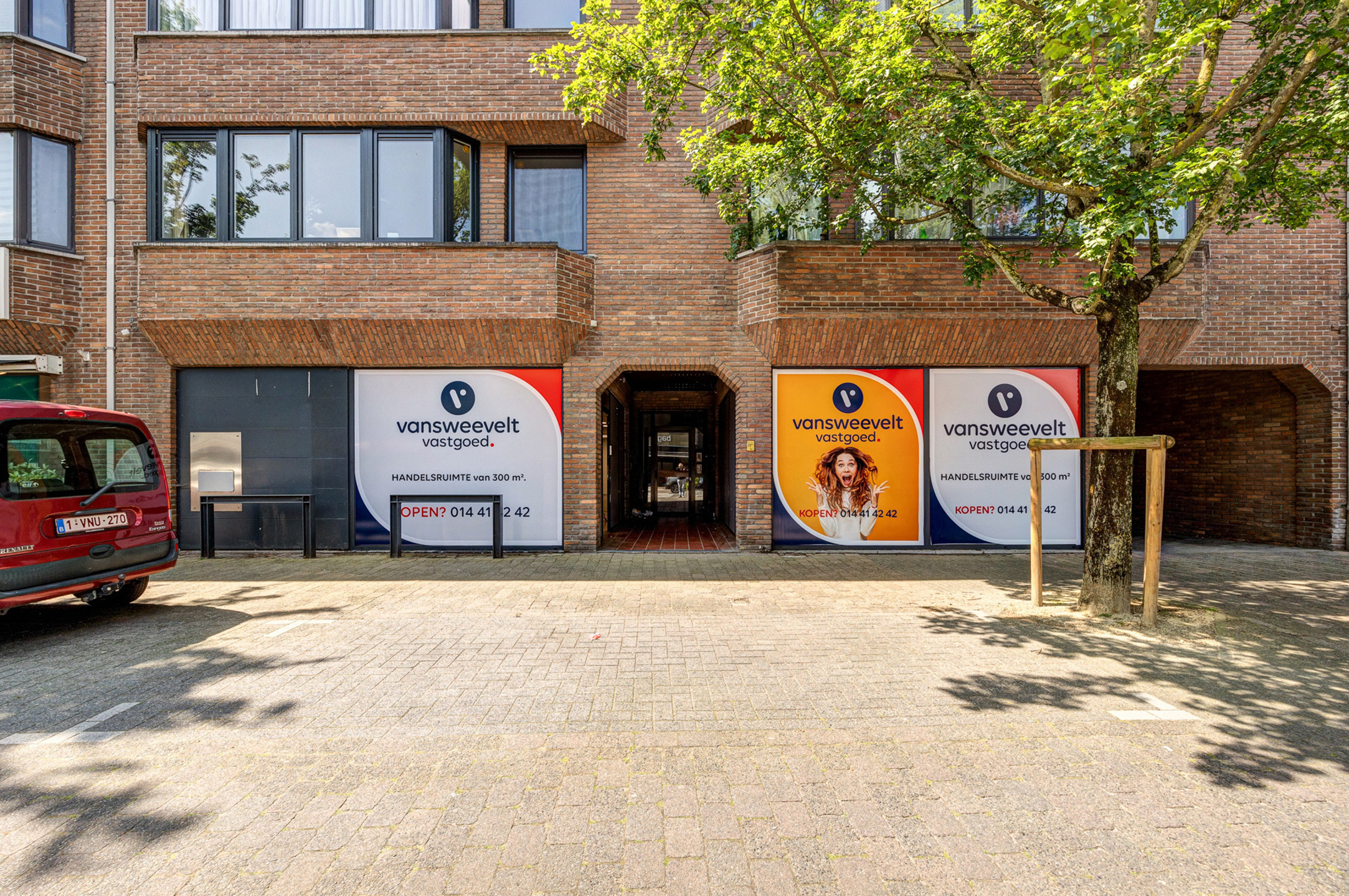 Centraal gelegen kantoor/handelspand van 300m² met parking. - foto 1