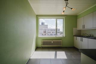 Instapklaar appartement in het centrum van Avelgem. Ideaal voor een starter of investeerder.<br /><br />Het appartement is functioneel ingedeeld met een lichte leefruimte, een keuken, één slaapkamer en een badkamer met douche, lavabo & toilet. Dankzij de grote ramen geniet u van veel natuurlijk lichtinval. <br /><br />Het groot terras op het noord-westen grenst rechtstreeks aan de leefruimte, een natuurlijke verlenging van uw wooncomfort. Scholen, winkels en openbaar vervoer bevinden zich letterlijk voor de deur. Leven in het centrum van Avelgem is hier op het juiste adres.<br />Instapklaar & een gunstig EPC-label maakt dit appartement meteen bewoonbaar.<br /><br />Een kelderberging is inbegrepen als extra opbergruimte.<br /><br />Optioneel kan een garage met manuele poort achteraan het gebouw worden bijgekocht voor een extra € 12.500.<br /><br /><br />Waarom net dit aanbod overwegen?<br />-> centrale ligging<br />-> instapklaar met EPC C<br />-> kelderberging inbegrepen<br />-> garage optioneel bijkomen<br />-> ideaal als investering<br />-> alles op wandelafstand<br /><br />Interesse, bel 0471 69 44 30<br />Attesten & documenten: www.nestr.be