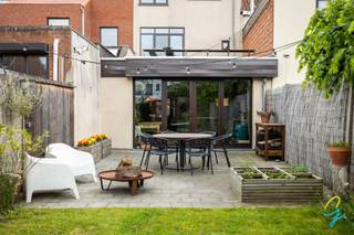 Te koop te Lede!Deze gesloten bebouwing, biedt een verrassend ruime en veelzijdige indeling die zowel geschikt is voor eigen bewoning als voor...