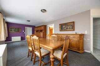 Op de Edward Claessenslaan 64 in Niel bevindt zich dit aangename gelijkvloerse appartement met een gezellige privatieve buitenruimte.<br /><br />Dankzij de hoekligging geniet het appartement van veel natuurlijke lichtinval. Het beschikt over een praktische indeling met een leefruimte, één volwaardige slaapkamer en een badkamer met wc. Via de inkomhal is er toegang tot de aangename buitenruimte.<br /><br />Het appartement is centraal gelegen, in de buurt van winkels, openbaar vervoer en andere dagelijkse voorzieningen. Ook de omliggende gemeenten en belangrijke verbindingswegen zijn vlot bereikbaar.<br /><br />Een bijkomende troef is dat er geen renovatieplicht van toepassing is.<br /><br />Enkele troeven:<br />- Gelijkvloers appartement<br />- Lage gemeenschappelijke kosten (gezien geen lift)<br />- Hoekligging met veel natuurlijke lichtinval<br />- privatieve buitenruimte<br />- Centrale en vlot bereikbare ligging<br />- Geen renovatieplicht<br /><br />Een interessant appartement voor starters, alleenstaanden, koppels of investeerders die op zoek zijn naar een praktische woonst op een centrale locatie in Niel.<br /><br />Graag meer info/een bezoek?<br />Contacteer ons via 0492 83 88 19 of jarno@groepvanhaute.be