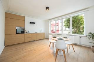 Gerenoveerd appartement met een slaapkamer en terras te Antwerpen centrum!<br /><br />Op een uitstekende en centrale locatie tussen Zurenborg en Borgerhout, op korte afstand van het bruisende stadscentrum, bevindt zich dit kleinschalige woonproject bestaande uit vier stijlvolle appartementen.<br /><br />Het appartement op de eerste verdieping werd in 2026 volledig gerenoveerd en combineert hedendaags wooncomfort met een praktische en aangename indeling.<br /><br />Via de inkomhal komt u binnen in de lichtrijke leefruimte die aansluit op de volledig uitgeruste open keuken. <br /><br />Aan de achterzijde van het appartement bevindt zich de slaapkamer van ca. 12m². Vanuit de slaapkamer heeft u toegang tot de praktische dressing van ca. 6m² en de moderne badkamer voorzien van een ligbad, lavabo en toilet. Daarnaast biedt de slaapkamer rechtstreeks toegang tot het gezellige terras van ca. 3m².<br /><br />Tot slot beschikt het appartement over een praktische privatieve kelderberging. <br /><br />Het huidige EPC-label bedraagt C. Naar verwachting zal de energieprestatie door de reeds uitgevoerde en nog geplande werken (waaronder extra isolatie) verder verbeteren naar een EPC-label B. <br /><br />Belangrijkste troeven:<br /><br />- Gelegen tussen de levendige wijken Borgerhout en Zurenborg<br />- Kleinschalig woonproject met slechts 4 appartementen<br />- Ideale bereikbaarheid en tal van winkels en horeca <br />- Privatieve kelderberging mee inbegrepen<br /><br />73m² bewoonbare oppervlakte cfr EPC.<br /><br />Wenst u een bezoek of meer informatie? Dan kan u ons steeds contacteren via info@dvarealestate.be of via 03/297.00.00.