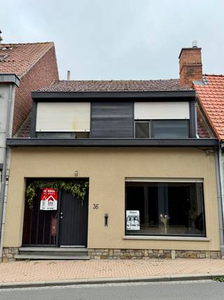 Poperinge: Woning met 4 slaapkamers en tuin te koop<br /><br />Deze lichtrijke woning op een boogscheut van de markt van Poperinge is op zoek naar nieuwe eigenaars. De grote open keuken vormt het hart van de woning. Er is ook een gezellige zithoek met houtkachel. Daarnaast is er ook centrale verwarming. De vier slaapkamers met zolder bieden genoeg ruimte voor een groot gezin of wie extra opbergruimte wil. De grote zonovergoten tuin is een unieke kans in het centrum. <br /><br />indeling<br />- inkomhal, living, open keuken met eetkamer, wasruimte, badkamer, kelder, toilet, tuin met tuinberging <br />-4 slaapkamers<br />-zolder <br /><br />Troeven<br />- centrum Poperinge <br />- grote tuin<br />- steenputwater<br />- centrale  verwarmingsketel nieuw <br /><br />Dit is een  vanafprijs. <br /><br />Deze woning valt onder de renovatieverplichting. Mits isoleren dak kom je aan een C-label.