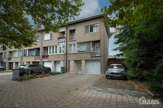 Deze verzorgde en verrassend ruime woning aan de Rietschoorveldelaan 37 te Merksem biedt dankzij haar praktische indeling en vier slaapkamers heel wat ruimte voor een gezin.<br /><br />De woning beschikt over een ruime en lichtrijke leefruimte, ingedeeld in een gezellige zit- en eetplaats. Aansluitend bevindt zich de geïnstalleerde keuken met voldoende kastruimte en werkoppervlak.<br /><br />Op de verdiepingen treffen we maar liefst vier slaapkamers van verschillende grootte, waardoor er naast volwaardige slaapkamers ook mogelijkheden zijn voor bijvoorbeeld een bureau-, hobby- of kinderkamer. De badkamer is ingericht met een ligbad met douchevoorziening, een dubbel wastafelmeubel en toilet.<br /><br />De verschillende ruimtes genieten van veel natuurlijke lichtinval en de woning maakt een verzorgde indruk. Hoewel keuken, badkamer en bepaalde afwerkingen eerder klassiek zijn, vormt dit tegelijkertijd een mooie opportuniteit voor wie de woning op termijn volledig naar eigen smaak wil moderniseren.<br /><br />Troeven:<br /><br />4 slaapkamers;<br />Ruime en lichtrijke leefruimte;<br />Geïnstalleerde keuken;<br />Badkamer met ligbad en dubbele wastafel;<br />Veel natuurlijke lichtinval;<br />Centrale verwarming met radiatoren;<br />Verzorgde woning;<br />Interessante gezinswoning met verdere moderniseringsmogelijkheden.<br />Een woning met veel ruimte en potentieel, ideaal voor wie op zoek is naar een gezinswoning in Merksem.<br />De beschikbare documenten kan u terugvinden via de downloads op onze website.<br />Voor meer informatie kan u terecht op www.hansvastgoed.com of contact opnemen via info@hansvastgoed.com of +32 3 366 05 30.