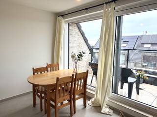 Knap nieuwbouwappartement met garage. <br />Dit appartement is gelegen op de 4de verdieping van de Residentie Albert en is gloednieuw, alles net geschilderd en instapklaar. <br /><br />Het appartement beschikt over een inkomhal met gastentoilet. Een gezellige woonkamer met veel lichtinval. Keuken voorzien van alle toestellen en zeer praktisch ingericht. <br />Ruim terras aan de straatkant met een mooi open zicht. Hier geniet je vooral in de namiddag en de avond van de zon. <br /><br />Badkamer met douche en dubbel lavabomeubel. Aansluiting voor wasmachine in de badkamer. <br />Ruime slaapkamer. <br /><br />Het appartement beschikt over een gerieflijke berging op de 3de verdieping. Deze bereik je gemakkelijk via de binnentrap van het appartement of via zelfs via de lift. <br /><br />Garagebox nummer 3 achteraan het gebouw in de huurprijs inbegrepen. <br />Vrij vanaf 15/12. <br />