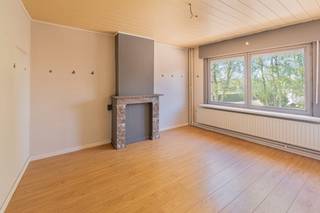 <div>
<div>
<div>
<div>
<p>Deze eigendom op een perceel van 833 m², gelegen in een woongebied met landelijk karakter, waar verder geen RUP, BPA of bestaande verkaveling van toepassing is biedt een mooie kans voor wie op zoek is naar ruimte en mogelijkheden. De woning en het naastgelegen magazijn vragen renovatie, maar vormen samen een interessante basis voor een nieuw project.</p>
<p>Dankzij de ligging en perceelgrootte is dit pand niet alleen geschikt voor renovatie, maar ook voor herontwikkeling. Een invulling met open of halfopen bebouwing ligt hier het meest voor de hand, met potentieel voor twee tot drie woningen, mits de nodige vergunningen.</p>
<p>Het perceel is momenteel sterk bebouwd, waardoor een herinrichting met aandacht voor kwalitatieve tuinzones en wooncomfort aangewezen is. De concrete mogelijkheden zijn afhankelijk van het gewenste project en dienen afgestemd te worden met de bevoegde instanties.</p>
<p>Een interessante opportuniteit voor wie wil investeren, ontwikkelen of wonen in een rustige, landelijke omgeving met toekomstperspectief.<br /><br />Stedenbouwkundige info: Vg - Wgl k - Gmo - Gvkr - Gvv<br /><br />Meer informatie en documenten op www.malines-group.be</p>
</div>
</div>
</div>
</div>
<div></div>
<div>
<div>
<div>
<div>
<div></div>
</div>
</div>
</div>
</div>