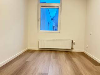 Dit gerenoveerde appartement met twee slaapkamers bevindt zich dicht bij verschillende handelszaken en op een boogscheut van het centrum van Oostende.
Het appartement ligt op de eerste verdieping van een kleine residentie.
Het omvat een gezellige leefruimte met een keukenwand.
In de hall komen we een slaapkamer tegen, een badkamer met douche, lavabo en toilet en helemaal achteraan bevindt zich nog een tweede slaapkamer.

Kortom een instapklaar, verzorgd appartement die onmiddellijk beschikbaar is.

Wil je je kandidaat stellen?
Stuur mij dan al je gegevens door naar kris.bauwens@albert.immo