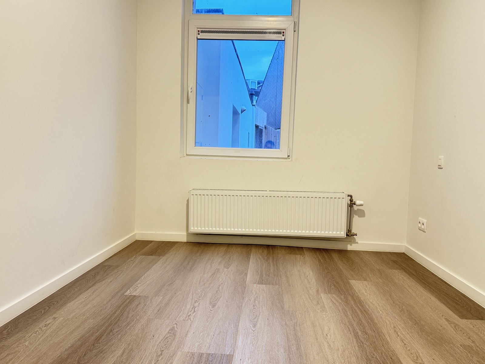Gerenoveerd tweeslaapkamer appartement te Oostende. - foto 3