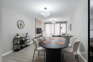 <p><span>Wonen op de Bisschoppenhoflaan betekent genieten van een uitstekende bereikbaarheid, een ruim aanbod aan winkels en een vlotte verbinding met het openbaar vervoer en de wagen. Een praktische locatie met alles binnen handbereik.</span></p><p><span>Het appartement bevindt zich op de eerste verdieping van een verzorgd gebouw met vier verdiepingen. De vaste kosten bedragen circa €250/maand en omvatten water en verwarming. Het appartement werd volledig en kwalitatief gerenoveerd en werd doorheen de jaren piekfijn onderhouden. Momenteel wordt het af en toe verhuurd via Airbnb, wat het ook bijzonder interessant maakt als investering. Bovendien zijn de meubels inbegrepen in de prijs — ideaal voor wie meteen wil verhuren of voor starters die zorgeloos willen intrekken.</span></p><p><span>Je komt binnen in de hal, die toegang biedt tot alle ruimtes. Vooraan bevindt zich de lichtrijke leefruimte met open, volledig uitgeruste keuken, samen goed voor een oppervlakte van 32 m². Vanuit de woonkamer heb je toegang tot het noordgerichte terras van 3 m².</span></p><p><span>Aan de rustige achterzijde liggen de twee volwaardige slaapkamers van 10 m² en 15 m², beide voorzien van rolluiken. Verder beschikt het appartement over een aparte berging/wasplaats (2 m²) en een moderne badkamer (4 m²) met inloopdouche, lavabomeubel, toilet en handdoekdroger.</span></p><p><span>Tot slot is er nog een gemeenschappelijke fietsenstalling aanwezig en kan de garage optioneel worden aangekocht (20.000 euro).</span></p><p><span>Ben je op zoek naar een instapklaar appartement met twee slaapkamers en interessante verhuurmogelijkheden? Mis deze kans niet! Bewoonbare opp. 85 m² – ref.: bruto vloeropp. Voor meer info of een gratis schatting surf naar </span><span><span>www.hansimmo.be</span></span></p><p><span> </span></p>