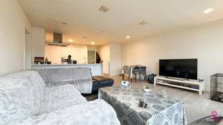 Bij ImmoFusion 7/7 “open huis” : klik op onze 3D-TOUR.<br />Ervaar vastgoed alsof je er zelf doorloopt!<br /><br />In een kleinschalige residentie bestaande uit slechts twee appartementen bevindt zich dit volledig vernieuwde appartement op de eerste verdieping in Heusden. Dankzij de grondige renovatie in 2012 is deze appartement volledig instapklaar en geldt er geen renovatieplicht.<br /><br />Bij het binnenkomen betreedt u de inkomhal, die leidt naar de ruime en lichtrijke leefruimte. De woonkamer beschikt over grote ramen die zorgen voor een overvloed aan natuurlijke lichtinval en een aangenaam open gevoel.<br /><br />Aansluitend bevindt zich de moderne keuken met kookeiland — ideaal voor wie houdt van gezelligheid en praktisch comfort.<br /><br />Het appartement beschikt over twee slaapkamers. Eén slaapkamer is toegankelijk via de woonkamer, terwijl de tweede slaapkamer zich achteraan het appartement bevindt en bereikbaar is via de keuken.<br /><br />Verder is er een praktische berging, een badkamer met ligbad en toegang tot het terras via de berging. Op het terras kunt u in alle rust genieten van frisse lucht en het mooie weer.<br /><br />Pluspunten:<br />- Volledig vernieuwd in 2012<br />- Geen renovatieplicht<br />- Twee slaapkamers<br />- Grote ramen met veel lichtinval<br />- Moderne keuken met eiland<br />- Terras in alle rust<br />- Ventilatie C en D<br /><br />Voor een bezichtiging ter plaatse of meer info, bel ons op 078/78.78.70, of kom gewoon binnen op ons kantoor, steeds welkom!