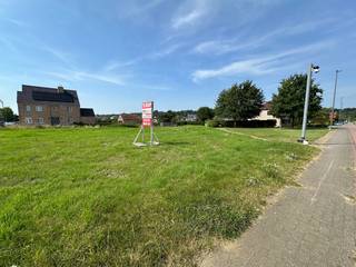 Prachtig gelegen bouwgrond voor HOB (Lot 2) gelegen op de hoek van de Romeinse Kassei en de Linderstraat te Tongeren.De oppervlakte van de grond...