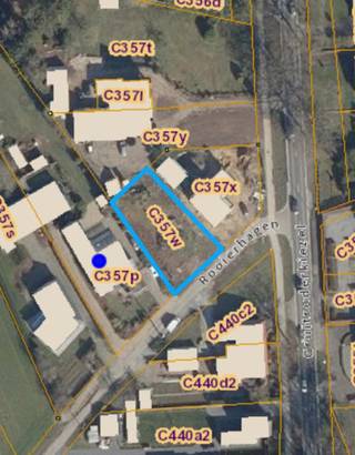 <strong>BOUWGROND VOOR OPEN BEBOUWING OP EEN PERCEEL VAN 6a75ca.</strong><br /><br /><span>Deze bouwgrond gelegen te Bree met een oppervlakte van 6a75ca is gelegen in een zeer rustige straat nabij het groen op een perceel met een breedte van 21,48m. De Rooierhagen is een zijstraat langs de verbindingsweg tussen Gruitrode en Bree. Winkels, scholen en openbaar vervoer in de nabije omgeving aanwezig.<br /></span><br /><span>Zeer soepele bouwvoorschriften:<br />- Perceelbreedte: 21,48m;<br /></span>- Bouwdiepte: op het gelijkvloers maximaal 15m - op verdieping maximaal 12m (rekeninghoudend met een tuinzone van min. 10m)<br /><span>- Bouw</span><span>breedte</span><span>: </span><span>minimum 6m, rekeninghoudend met de perceelgrenzen zoals op plan;</span><br /><span>- Bouwhoogte: maximaal 2 bouwlagen met een maximale nokhoogte van 11</span><span>m;</span><br /><span>- Dakhelling: hellend dak met een helling van maximaal 45° (Kroonlijsthoogte max. 6m)</span><span>.</span><br /><br /><span>Mogelijkheid tot bijbouwen van een bijgebouw (bergplaats, tuinhuis, poolhouse, garage, carport,...). De bouwgrond leent zich ideaal voor een mooie open bebouwing met een grote bewoonbare oppervlakte in een zeer rustige omgeving.<br /><br />Ben je op zoek naar een grond voor open bebouwing aarzel niet ons te contacteren op 011 39 90 50 of info@jansenrealestate.be<br /><br /></span><span>Wij ontzorgen je ook voor </span><strong>de verkoop</strong><span> van </span><strong>je huidige woning</strong><span>! Voor meer uitleg helpen we je graag verder. </span>