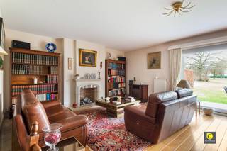 <p><span>2-slpkamer appartement in residentie "Hoveveld"</span></p><p><span>Deze residentie is gelegen op een mooi groen en afgesloten domein in Hove. Alle appartementen hebben zicht op een prachtig onderhouden parktuin, enkel toegankelijk voor eigenaars en bezoekers.</span></p><p><span>Hoveveld is zeer centraal gelegen, zeer dicht bij het centrum van Hove en Boechout en op wandelafstand van openbaar vervoer, winkels en dichtbij verbindingswegen.  </span></p><p><span> </span></p><p><span>De indeling van het ruime appartement is als volgt : </span></p><p><span> </span></p><p><span>Inkomhal :</span></p><p><span>U komt binnen langs de veiligheidsdeur en ontdekt onmiddellijk de gezelligheid door de mooie warme materialen die zijn gebruikt. In de inkomhal is een vestiairekast voorzien alsook een gastentoilet met handenwasser. Gaat u verder naar rechts dan komt u in de woonkamer.</span></p><p><span> </span></p><p><span>Woonkamer en keuken  :</span></p><p><span>Wanneer u de woonkamer binnen komt valt de ruimte en het vele licht u onmiddellijk op door de grote  schuifraam achteraan en de raam langs de zijkant. Het salon heeft een gezellige gashaard. De volle eiken parket werd doorgetrokken doorheen de volledige woonkamer. Zowel van hieruit als vanuit de keuken</span></p><p><span>heeft u zicht op de mooie groene parktuin waar er altijd wel een vogel of eekhoorn te bespeuren is. </span></p><p><span>Aansluitend aan de woonkamer bevindt zich de volledig geïnstalleerde gesloten keuken met daarnaast de wasplaats/berging. De keuken is voorzien van een dubbele spoelbak, afwasmachine, fornuis met dampkap, koelkast en diepvries, oven en plaats voor een microgolf.  </span></p><p><span> </span></p><p><span>Slaapkamers</span><span> : </span></p><p><span>Langs de zeer rustige voorzijde van het gebouw liggen de 2 slaapkamers. De vensters zijn voorzien van rolluiken aldus perfect voor een goede nachtrust!</span></p><p><span>Er is voldoende ruimte en ook hier zijn de slaapkamers afgewerkt met dezelfde volle eiken parket.</span></p><p><span> </span></p><p><span>Badkamer :</span></p><p><span>Met zowel ligbad als douche wordt deze badkamer een echte verwenplek. Ook het lavabomeubel met dubbele lavabo zorgt voor veel opbergcomfort. Een extra 2de toilet is eveneens voorzien en indien u graag de raam opent in de badkamer voor extra ventilatie is dat hier ook mogelijk.</span></p><p><span> </span></p><p><span>Terras en tuin :</span></p><p><span>Genieten staat hier centraal in deze oase van rust. Het terras biedt plaats om met heel de familie een BBQ te organiseren of simpelweg te ontspannen in het zonnetje.  Te warm ? Dan kan u gebruik maken van de zonnetent over heel de breedte van het appartement. </span></p><p><span>Uw tuinspullen kan u kwijt in de bergkast op het terras.</span></p><p><span>De tuin zelf ziet er altijd piekfijn en netjes waardoor u wel het genot heeft  maar niet belast wordt met het onderhoud!</span></p><p><span> </span></p><p><span>Autostaanplaats en kelder:</span></p><p><span>Een privatieve autostaanplaats dient nog bij aangekocht te worden aan €30.000. De kelder is te bereiken via de lift en biedt nog extra opbergmogelijkheden.</span></p><p><span>Een fietsenberging is voorzien in de kelder en er gebeurt ook vuilophaling van de containers in de kelders. Daar hoeft u zich dus geen zorgen over de maken.</span></p><p><span> </span></p><p><span>Troeven :</span></p><p><span>- Prachtige locatie </span></p><p><span>- Rolluiken en vliegenramen</span></p><p><span>- kwalitatieve materialen</span></p><p><span>- recente condensatieketel</span></p><p><span>- aparte meters voor gas en EK</span></p><p><span>- gunstig EPC B</span></p><p><span> </span></p><p><span>Kortom : Komt u graag langs om dit appartement te bekijken maak dan een afspraak op een van de kijkmomenten op woensdag en vrijdag 11 en 13 februari.</span></p><p><span> </span></p>