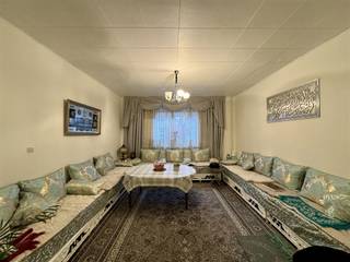 Deze lichtrijke en ruime rijwoning geniet van een zeer gunstige ligging nabij het centrum van Vilvoorde, met vlotte toegang tot winkels, scholen...