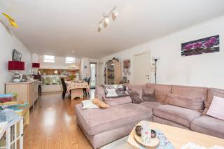 <p>Te koop: opbrengsteigendom in het centrum van Merelbeke-Melle, gelegen aan de Brusselsesteenweg, nabij scholen, openbaar vervoer en invalswegen.</p>

<p> </p>

<p>Dit instapklare pand (bouwjaar 1963) combineert een handelszaak, een ruime loods en een appartement met 3 slaapkamers. Dankzij de veelzijdige indeling is dit een ideale opportuniteit voor vrije beroepen en zelfstandigen die wonen en werken willen combineren. De ligging in een groene omgeving, aan de rand van water en dichtbij bos-park, zorgt voor een aangename woon- en werkomgeving.</p>

<p> </p>

<p>Belangrijkste ruimtes:<br />• Handelsruimte met etalage aan de straatzijde, ideaal voor commerciële activiteiten.<br />• Loods met ruime opslagmogelijkheden.<br />• Woonkamer met natuurlijke lichtinval.<br />• Functionele keuken.<br />• Drie slaapkamers.</p>

<p> </p>

<p>Troeven:<br />• Perfect voor vrije beroepen en zelfstandigen.<br />• Combinatie van handelszaak, loods en appartement.<br />• Instapklaar.</p>

<p> </p>

<p>Neem vandaag nog contact op met je ERA-makelaar voor een bezoek.</p>

<p> </p>

<p>JOUW DROOMOPBRENGSTEIGENDOM. ZO GEVONDEN!</p>