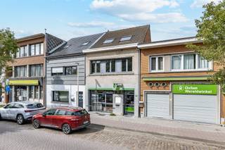 <div><div><div><p><span>Dit veelzijdige kantoor- en handelspand is gelegen aan de Gelmelenstraat in Schoten. Dankzij de functionele indeling, de aangename lichtinval en de verschillende afzonderlijke werkruimtes biedt het gebouw tal van mogelijkheden voor ondernemingen, vrije beroepen of organisaties die op zoek zijn naar een praktische en representatieve werkomgeving.</span></p><p><span>Op het gelijkvloers bevindt zich vooraan een afzonderlijk kantoor, gevolgd door een ruime open kantoorzone die plaats biedt aan meerdere werkplekken. De glazen scheidingswanden behouden het open karakter en zorgen tegelijk voor de nodige afzondering. Verder zijn er twee toiletten en verschillende bijkomende ruimtes die flexibel kunnen worden ingericht als kantoor, vergaderruimte of ontvangstruimte.</span></p><p><span>De eerste verdieping omvat een ingerichte keuken met voldoende plaats voor een eet- of vergadertafel, waardoor deze verdieping geschikt is als personeelsruimte of informele ontmoetingsplaats. Daarnaast bevindt zich hier nog een afzonderlijk kantoor. De bovenste verdieping beschikt over een ruime bergzolder, ideaal voor het bewaren van archieven, materiaal of voorraad.</span></p><p><span>Achteraan bevindt zich een ruime, verharde buitenzone die uitstekend kan worden gebruikt als parkeerplaats voor meerdere wagens. Deze parkeermogelijkheid op eigen terrein vormt een belangrijke troef voor zowel medewerkers als bezoekers. Daarnaast is er nog voldoende buitenruimte aanwezig die voor verschillende praktische doeleinden kan worden benut.</span></p><p><span>De combinatie van meerdere kantoorruimtes, veel natuurlijke lichtinval, praktische opslagmogelijkheden en ruime parkeergelegenheid achteraan maakt dit pand bijzonder geschikt voor professioneel gebruik.</span></p><p><span>het pand is in 1992 omgebouwd naar kantoor ruimte maar zou terug kunnen omgebouwd worden naar een woonhuis.</span></p><p><span>Heeft u interesse in dit veelzijdige kantoor- en handelspand? Vraag een bezoekmoment aan via de site. Voor extra informatie neem contact op met Emanuel Durinck via </span><span>emanuel.durinck@immo-zone.be</span><span> of 0486/03.00.10.</span></p></div></div></div>