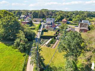 <p><strong>Instapklare woning met 3 à 4 slaapkamers, vernieuwd dak en prachtige tuin te Bonheiden (Rijmenam).</strong></p>
<p><span>Bent u op zoek naar een ruime, perfect onderhouden gezinswoning op een rustige locatie in Bonheiden (Rijmenam)? <br /></span><span>Dan is deze charmante woning op de Weynesbaan 154 ongetwijfeld een bezoek waard. Dankzij de combinatie van ruimte, comfort, recente vernieuwingen en een prachtig aangelegde tuin biedt deze eigendom alles wat een gezin nodig heeft.</span></p>
<p><strong>Indeling:<br /></strong><span>Via de inkomhal betreedt u de lichtrijke leefruimte met gezellige zithoek en eetplaats. De grote raampartijen zorgen voor een aangename natuurlijke lichtinval en bieden een mooi zicht op het overdekt terras en de eerste zone van de tuin.</span></p>
<p><span>Aansluitend bevindt zich de volledig ingerichte keuken, die in 2009 werd vernieuwd en voldoende ruimte biedt voor een gezellige ontbijthoek. Verder beschikt het gelijkvloers over een ruime polyvalente kamer die perfect kan dienen als bureau, speelkamer, hobbyruimte of praktijkruimte.</span></p>
<p><span>Op het gelijkvloers vindt u tevens een badkamer uitgerust met ligbad, lavabo en bidet, een afzonderlijk gastentoilet en een praktische was- en bergruimte. Extra troef is de bijkomende doucheruimte die werd ingericht in de berging, wat zorgt voor extra comfort voor grotere gezinnen.</span></p>
<p><span>De eerste verdieping omvat vier volwaardige slaapkamers en een nachthal. Dankzij de praktische indeling biedt deze woning voldoende ruimte voor een gezin, thuiswerk of hobby's.<br /></span><strong><br />Buitenruimte:<br /></strong><span>Buiten geniet u van een prachtig aangelegde en bijzonder ruime tuin met een gezellig terras en een overdekte zithoek waar u het hele jaar door in alle rust kan ontspannen. Achteraan bevindt zich een mooie tuinzone met open zicht op het groen, een moestuin en een praktische tuinberging. </span><span>Een unieke meerwaarde is de bereikbaarheid van de achterliggende tuin via het Kadodderpad. Hierdoor kan u met de wagen eenvoudig de tuinzone bereiken, ideaal voor het aanvoeren van tuinmateriaal, het vervoeren van grotere voorwerpen of het uitvoeren van tuinwerken. Naast de woning is er tevens ook nog een ruime oprit met garage, dus aan parkeerplaatsen geen gebrek.</span></p>
<p><strong>Comfort &amp; Duurzaamheid:<br /></strong><span>Deze woning werd doorheen de jaren uitstekend onderhouden en geniet van tal van belangrijke vernieuwingen:</span></p>
<ul>
<li><span>Vernieuwde keuken (2009)</span></li>
<li><span>Nieuwe verwarmingsketel (2017)</span></li>
<li><span>Volledig nieuw dak geplaatst in 2025 volgens de huidige isolatienormen</span></li>
<li><span>Nieuwe voordeur</span></li>
<li><span>Dubbele beglazing in alle ramen</span></li>
<li><span>Rolluiken aanwezig</span></li>
<li><span>Volledige kruipruimte onder de woning</span></li>
</ul>
<p><span>Dankzij deze investeringen kan u zonder zorgen verhuizen en onmiddellijk genieten van uw nieuwe thuis.<br /></span><span><br />Wenst u meer informatie of een bezoek ter plaatse? Aarzel niet en contacteer onze vastgoedverantwoordelijke via 015 70 70 00 of mail naar </span><span>keerbergen@deboerenpartners.be</span><span>.</span></p>