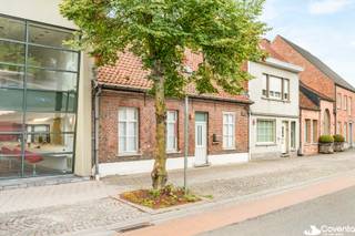 <p>Bent u op zoek naar <strong>een ruime woning te koop in Deerlijk </strong>met een praktische indeling en een aangename buitenruimte? Dan is deze verzorgde gezinswoning op de Vichtesteenweg 12 in Deerlijk zeker een bezoek waard.<br /><br />De woning heeft <strong>een bewoonbare oppervlakte van 175 m² </strong> en bevindt zich op een perceel van <strong>290 m²</strong>. Op het gelijkvloers komt u binnen via de inkomhal die toegang geeft tot de gezellige leefruimte. De woonkamer sluit naadloos aan op de keuken met ontbijthoek, waar u geniet van een mooi zicht op het terras en de <strong>zuidgerichte tuin</strong>.<br /><br />Verder beschikt het gelijkvloers over een slaapkamer met aanpalende berging en douchekamer met toilet. Daarnaast vindt u een ruime badkamer uitgerust met een ligbad, douche en dubbele wastafel, een afzonderlijk toilet en een praktische berging.<br />Op de eerste verdieping bevindt zich de nachthal met toegang tot <strong>drie volwaardige slaapkamers</strong>, waardoor deze woning ideaal is voor gezinnen of voor wie extra ruimte wenst voor een hobby-, bureau- of logeerkamer.<br /><br />Buiten geniet u van een zonnige, <strong>zuidgerichte tuin met terras</strong>, perfect om te ontspannen of om gezellige momenten door te brengen met familie en vrienden.<br />De woning verkeert in een verzorgde staat en beschikt over een <strong>EPC-label D</strong>, waardoor er geen renovatieverplichting van toepassing is.<br /><br /><u>Troeven van deze woning</u><br />* 4 slaapkamers<br />* Slaapkamer en sanitaire ruimte op het gelijkvloers<br />* Ruime badkamer met bad en douche<br />* Zuidgerichte tuin met terras<br />* Verzorgde en instapklare indruk<br />* EPC-label D, geen renovatieplicht<br /><br />Interesse in deze ruime gezinswoning in Deerlijk? Contacteer ons vandaag nog voor meer informatie of een bezoek ter plaatse.</p>