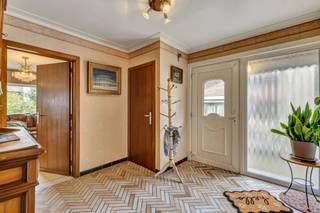 <p><strong>Op een unieke ligging aan de ingang van natuurgebied Den Dotter en in een rustige doodlopende straat bevindt zich deze te renoveren bungalow met tal van mogelijkheden. </strong>De woning beschikt over <strong>een bewoonbare oppervlakte van ca. 140 m²</strong> en omvat een inkomhal, een gastentoilet, een lichtrijke woonkamer, een aparte leefkeuken met toegang tot <strong>de veranda</strong>, een nachthal, <strong>drie slaapkamers</strong>, een badkamer en een berging. Een absolute meerwaarde is <strong>de zolderverdieping van maar liefst 140 m²</strong>, bereikbaar via een vaste trap. Deze ruimte biedt uitstekende mogelijkheden om de woning aanzienlijk uit te breiden. Ook <strong>de ruime droge kelder </strong>zorgt voor extra opslag- of hobbyruimte. Verder beschikt de eigendom over<strong> een aparte garage, oprit met parkeergelegenheid en een voor- en achtertuin.</strong> Bent u op zoek naar een renovatieproject met een solide basis, veel ruimte en een uitzonderlijke ligging midden in het groen, maar toch vlot bereikbaar via de N460 tussen Erembodegem en Geraardsbergen? Dan is deze woning zeker een bezoek waard.</p>