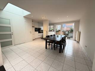 Deze centraal gelegen woning bevindt zich op een steenworp van het centrum van Tielt, wat de perfecte uitvalsbasis maakt voor wie houdt van...