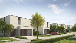 <p>immo DAVID stelt voor: een kleinschalig nieuwbouwproject met 10 stijlvolle open woningen, gelegen in een doodlopende straat. Hier woon je rustig, veilig en met maximale privacy, omgeven door een prachtige bosrijke omgeving. Elke woning combineert moderne architectuur met duurzame technieken zoals een warmtepomp, zonnepanelen en energiezuinige vloerverwarming. Dankzij de ruime tuin, wadi’s en natuurlijke waterafvoer geniet je van een groene, ontspannen leefomgeving waar comfort en ecologie hand in hand gaan.</p>
<p>Binnenin zorgt de lichtrijke leefruimte met open keuken voor een warme, open sfeer. De praktische berging en dubbele oprit bieden extra gemak in het dagelijks leven. Op de bovenverdieping vind je drie comfortabele slaapkamers en een stijlvolle badkamer met bad, inloopdouche en dubbele lavabo.</p>
<p>De ligging is ideaal: een vlotte verbinding met de Ring rond Brussel en de Ninoofsesteenweg, terwijl je toch geniet van de rust van een doodlopende straat. Hier woon je ruim, energiezuinig en in harmonie met de natuur – perfect voor wie modern comfort zoekt in een groene, bosrijke buurt.<br /><br /><span>Prijs inclusief kosten: Sleutel-op-de-deur afwerking, grond, notariskosten, registratierechten, BTW, architect en veiligheidscoördinatie zijn inbegrepen !</span></p>