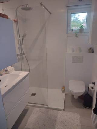 <strong>Verplaatsbare vakantiewoning op wielen in duurzame staalconstructie van Thijs Housing. Compleet uitgerust met woonkamer, keuken, badkamer, slaapkamer en terras. Flexibel inzetbaar als mantelzorgwoning, gastenverblijf of tijdelijke woonruimte. Gelegen op Camping Korte Heide in Lichtaart, recht tegenover Bobbejaanland en vlak bij bossen, vijver, wandelroutes en De Kleine Nete<br /><br />Ligging:</strong> de unit bevindt zich op Camping Korte Heide in Lichtaart, recht tegenover attractiepark Bobbejaanland. De camping ligt aan een natuurlijke zwemvijver met zandstrand en speelgelegenheid. In de directe omgeving zijn er volop wandel- en fietsroutes, mogelijkheden voor kajaktochten op de Kleine Nete en diverse visplekken. Daarnaast liggen de steden Turnhout, Herentals en Geel op korte rijafstand. <br /><br /><strong>Indeling: </strong>woonkamer, open keuken, badkamer, slaapkamer. <strong>Buiten: </strong>terras en tuin. <br /><br /><strong>Omschrijving:</strong> u betreedt de unit via de zijdeur en komt direct in de lichte woonkamer. Dankzij de ramen en de dubbele openslaande deuren aan de achterzijde valt er veel daglicht binnen. Deze deuren geven toegang tot een ruim terras met een prachtig zicht op de Kleine Nete.
<p>Langs de rechter wand bevindt zich de keukenopstelling voorzien van voldoende werk- en kastruimte, met elektrische kookplaat, ijskast en diepvriezer, vaat- en wasmachine aanwezig. Zo is er ook een praktische keuken aanwezig zonder dat dit ten koste gaat van de leefruimte.</p>
<p>Vanuit de woonkamer leidt een hal naar de overige vertrekken. Aan de linkerzijde vindt u de badkamer, compleet uitgerust met douche, wastafel en toilet. Naast de badkamer is de boiler geplaatst, netjes weggewerkt en gemakkelijk bereikbaar.</p>
<p>Achterin de unit bevindt zich de slaapkamer. Deze biedt ruimte aan een tweepersoonsbed en kasten en is door de ligging rustig en privé.</p>
<p>De unit heeft een totale afmeting van 12,50 m x 3,99 m en is efficiënt ingedeeld. Dankzij het aangrenzende terras en de praktische indeling is dit een ideale oplossing voor mantelzorgwoning, gastenverblijf of tijdelijke woonruimte.<br /><br /><strong>Extra voordelen:</strong><br />-de woonkamer is groot genoeg om in te delen, waardoor het mogelijk is hier een tweede slaapkamer te creëren. Zo kunt u de unit eenvoudig aanpassen aan je woonwensen<br />-gebouwd in staalskeletbouw en biedt daardoor belangrijke voordelen. Het staal is duurzaam en bestand tegen ongedierte, schimmel en rot<br />-dankzij de hoge sterkte-gewichtsverhouding is de constructie robuust én toch licht<br />-dubbele isolatie – 18cm in totaal, tussen en achter de profielen – voor uitstekende thermische en akoestische prestaties<br />-zeer gemakkelijk verplaatsbaar dankzij de ingebouwde wielen, die tevens niet zichtbaar zijn</p>