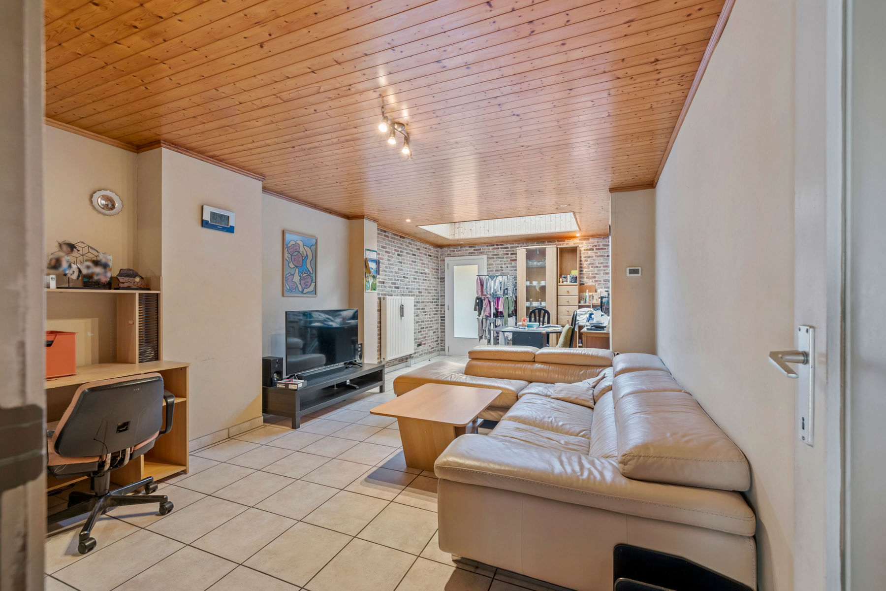 Charmante rijwoning met koer op geliefde locatie - foto 3