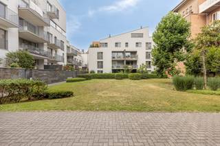 Zeer gezellig gelijkvloersappartement te koop op toplocatie in hartje Antwerpen. <br /><br />Ontdek dit ruime gelijkvloerse appartement, ideaal gelegen in de Minderbroedersstraat, midden in het bruisende centrum van Antwerpen. Hier geniet je van de perfecte combinatie van levendigheid en rust. <br /><br />Het appartement beschikt over een lichtrijke leefruimte, een volledig uitgeruste keuken met aansluitend een berging, hal met grote ingemaakte kasten en mogelijkheid tot bureauruimte, twee volwaardige slaapkamers waarvan één met ingemaakte kasten, een badkamer met zowel ligbad als inloopdouche en een afzonderlijk gastentoilet. Dankzij de praktische indeling biedt deze woning alle comfort. <br /><br />Een absolute troef is het prachtige uitzicht op de verzorgde en bijzonder rustige binnentuin vanop je terras, waar je in alle sereniteit kunt ontspannen. Daarnaast heeft het appartement nog tal van andere troeven. Het appartement beschikt namelijk over een EPC B, biedt de mogelijkheid om fietsen en vuilniscontainers uit het zicht te stallen en heeft ook nog een<br />ruime kelderberging en een autostaanplaats. Tijdens de bouw werd afgeweken<br />van de standaard voorziene materialen, en werd er een mooie parketvloer<br />gelegd in de leefruimtes en in de hal en slaapkamers, werden grote<br />ingemaakte kasten voorzien in de hal en in de tweede slaapkamer die dus ook<br />als dressing kan gebruikt worden en kreeg de badkamer een upgrade met een<br />mooi badkamermeubel en een bijna volledige betegeling. Bovendien werden de<br />toestellen in de keuken (fornuis, oven en afwasmachine) tijdens de voorbije<br />3 jaren vervangen. <br /> <br />De ligging is zonder twijfel een van de grootste pluspunten. Het appartement is gelegen op toplocatie in het historische centrum van Antwerpen. Gezellige horecazaken, trendy winkels en alle dagelijkse voorzieningen bevinden zich op wandelafstand. Ook het openbaar vervoer is vlot bereikbaar.<br /><br />De huidige eigenaar vertelt: “Ik heb hier altijd met veel plezier gewoond.<br />Het terras van het gelijkvloers appartement sluit naadloos aan op de<br />binnentuin, waardoor het totaal niet aanvoelt als een appartement. Bovendien<br />ligt de woning aan de rustige binnenzijde van het complex in plaats van aan<br />de straatkant, wat zorgt voor een optimale stilte.”<br /><br />Dit appartement te koop wordt aangeboden voor een prijs van 399.000 euro. Daarnaast is er een mogelijkheid om de autostaanplaats mee aan te kopen aan 35.000 euro. <br /><br />Bent u geïnteresseerd in een appartement of woning te koop in Antwerpen? Aarzel dan niet om ons te contacteren. <br />Had u graag uw eigen eigendom te koop aangeboden contacteer ons dan voor een vrijblijvende schatting, telefonisch op het nummer 03/206.76.76 of per mail naar antwerpen@dewaele.com. <br /><br />Ook voor alle andere vragen omtrent vastgoed kan u steeds bij ons kantoor te Antwerpen terecht!<br /><br /><br />Bestuursmaatregelen in het maatregelenregister: nee