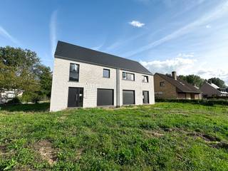 Vlak naast het groene Hollebeekpark, bouwt Hectaar twee charmante halfopen nieuwbouwwoningen. Hier geniet je van energiezuinig comfort én een unieke ligging: op slechts vijf minuten van het centrum van Merelbeke, met een wandelpad naast de woning dat rechtstreeks uitgeeft op het achterliggende natuurgebied.<br /><br />Deze moderne woning is gelegen op een perceel van 491 m² en biedt een bewoonbare oppervlakte van 161 m². Ze wordt volledig instapklaar opgeleverd – inclusief schilderwerken, verlichting, laminaat op de slaapkamers en nachthal. Kortom: verhuizen en genieten!<br /><br /><strong>Indeling van de woning lot 01; </strong>
<ul>
<li>Gelijkvloers; Inkomhal met gastentoilet, lichtrijke leefruimte met open keuken (41m²), ruime inpandige garage (20m²)</li>
<li>Verdieping; nachthal met apart toilet, 3 slaapkamers (15m² - 14,44m² - 13,8m²) en badkamer met ligbad, douche en dubbele lavabo (11,75m²)</li>
<li>Zolder; extra uitbreidingsmogelijkheden</li>
</ul>
<strong>Troeven van deze woning:</strong>
<ul>
<li>Energiezuinig;</li>
<li>Vloerverwarming op het gelijkvloers;</li>
<li>9 zonnepanelen inbegrepen in de prijs</li>
<li>Regenwaterput 7.500l aangesloten op toiletten/wasmachine/buitenkraan</li>
</ul>
Ben je op zoek naar een nieuwe thuis die écht af is? Neem dan snel contact op voor een bezoek!<br /><br /><strong>Ontdek lot 01 tijdens ons opendeurmoment op zaterdag 13 december van 13 tot 16 uur. Schrijf je in of kom vrijblijvend langs ⮕ https://bit.ly/opendeur_13_december </strong>