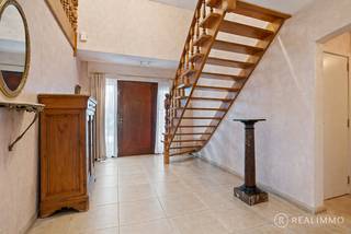 Deze prachtige en uitstekend onderhouden woning uit 1993 <strong>combineert karakter, ruimte en mogelijkheden op een unieke manier</strong>. Met een bebouwde oppervlakte van maar liefst 177 m² en een <strong>bewoonbare oppervlakte van 268 m² </strong>is dit een woning die je blijft verrassen zodra je binnenstapt.<br />Een extra troef? <strong>De woning biedt de mogelijkheid tot gelijkvloers wonen dankzij de slaapkamer en badkamer op het gelijkvloers. Ideaal voor wie levenslang wil wonen of perfect geschikt voor een zelfstandige activiteit.  </strong><br /><br /><u><strong>Indeling</strong></u><br />Op het gelijkvloers kom je binnen via een ruime inkomhal met apart toilet. De lichtrijke leefruimte sluit mooi aan op de keuken, met aansluitend een praktische berging. Verder vind je hier een volwaardige slaapkamer, badkamer en de garage.<br />Op de eerste verdieping kom je terecht in een uitzonderlijk ruime nachthal die toegang geeft tot drie zeer grote slaapkamers, een tweede badkamer, een apart toilet en een hele ruime zolderruimte.<br /><strong>De zuidwestgerichte tuin is een echte troef: hier geniet je volop van zon.</strong> Een heerlijke plek om te ontspannen na een drukke dag.<br /><br /><u><strong>Technisch</strong></u><br />Verwarming op aardgas<br />EPC: Label B (199 kWh/m² ) – gunstig label<br />Degelijke en duurzame constructie<br /><br /><u><strong>Troeven </strong></u>
<ul>
	<li>Royale bewoonbare oppervlakte (268 m²)</li>
	<li>Mogelijkheid tot gelijkvloers wonen</li>
	<li>Mogelijkheid tot vrij beroep</li>
	<li>4 volwaardige slaapkamers</li>
	<li>2 badkamers</li>
	<li>Zuidwestgerichte tuin</li>
	<li>Zeer gunstig EPC</li>
</ul>
<u><strong>Contact</strong></u><br />Contacteer Nicolas voor meer info of een rondleiding: 0478 50 58 91- nicolas@real-immo.be<br />Laat je verrassen door deze ruime eigendom. Tot binnenkort!