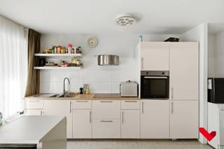 <p>Op zoek naar een gezellige woonplek op toplocatie? Dit lichtrijke gelijkvloerse appartement bevindt zich in het bruisende centrum van Leuven, op wandelafstand van winkels, horeca, openbaar vervoer en alle stadsvoorzieningen.</p>
<p></p>
<p>Het appartement in Residentie Lovania beschikt over een aangename leefruimte met open keuken, ideaal om te ontspannen of gasten te ontvangen. De aparte slaapkamer biedt voldoende rust en privacy. Verder is er een inkomhal en een praktische badkamer uitgerust met een douche.</p>
<p></p>
<p>Dankzij de centrale ligging en de efficiënte indeling is dit appartement perfect voor starters, alleenstaanden of als investering.</p>
<p></p>
<p>Troeven:</p>
<ul>
<li>Gelijkvloers – makkelijk toegankelijk</li>
<li>Centrale ligging in Leuven</li>
<li>Aparte slaapkamer</li>
<li>Open leefruimte met keuken</li>
<li>Ideaal als investering of eerste woonst</li>
</ul>
<p></p>
<p>Interesse? Neem snel contact op voor een bezoek en ontdek zelf de charme van dit appartement!</p>