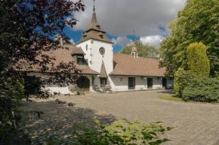 Deze uitzonderlijke villa bevindt zich op een steenworp van de Grote Markt van Roeselare (slechts 2,5 km in vogelvlucht) en heeft een...