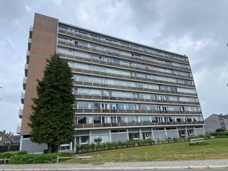 <p><span>RECENT GERENOVEERD, RUIM EN LUMINEUS APPARTEMENT 100M² MET 3 SLAAPKAMERS EN TERRAS</span></p><p><span>1ste verdieping met lift in een goed onderhouden residentie - ligging nabij centrum en station met vlotte bereikbaarheid via N16, A12, N17 en E17</span></p><p><span> </span></p><p><span>Ruime inkomhal / living met eetplaats (30m²) met toegang tot balkon / super-ingerichte keuken met toegang tot terras / 3 slaapkamers (4,2 x 3,4m; 3,4 x 3,4m; 3,5 x 2m) / badkamer met wastafel en ligbad met douchemogelijkheid</span></p><p><span>Gemeenschappelijke fietsenberging.</span></p><p><span> </span></p><p><span>Appartement is voorzien van lichtarmaturen.</span></p><p><span> </span></p><p><span>Lasten gemene delen: € 65 (onderhoud gemene delen, gebruik lift en elektriciteit gemene delen) (jaarlijkse afrekening).</span></p><p><span>Lasten appartement: € 125 (koud en warm water appartement en verwarming appartement) (jaarlijkse afrekening).</span></p><p><span> </span></p><p><span>Appartement is bewoonbaar door maximaal 4 personen.</span></p><p><span> </span></p><p><span> </span></p>