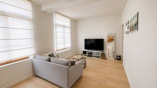 Gerenoveerde stadswoning met charme in het hart van Gent<br /><br />Deze gezellige en volledig gerenoveerde woning is gelegen in de Pluimstraat 29, op een absolute toplocatie in het historische centrum van Gent, vlak bij het sfeervolle Patershol. <br />Hier woont u midden in de rijke Gentse binnenstad, met haar gezellige pleintjes, authentieke straatjes, restaurants en cafés. <br /><br />Dankzij de centrale ligging geniet u van een uitstekende bereikbaarheid: winkels, eetgelegenheden en dagelijkse voorzieningen bevinden zich op wandelafstand. Ook het openbaar vervoer is uitstekend geregeld met een vlotte tram- en busverbinding. <br />De R40 bevindt zich bovendien in de nabije omgeving, waardoor u snel verbinding heeft met de omliggende regio.<br />Met een Realo Mobiliteitsscore van 80% is deze woning ideaal voor wie comfortabel en centraal wil wonen zonder afhankelijk te zijn van de wagen.<br /><br />Bij het betreden van de woning komt u binnen via een aparte inkomhal. Op het gelijkvloers bevindt zich de moderne en kwalitatief afgewerkte keuken, volledig uitgerust keuken waaronder een heteluchtoven, inductiekookplaat, vaatwasser, dampkap, ingebouwde koelkast en diepvries. Daarnaast vindt u op deze verdieping een praktische badkamer met stijlvolle regendouche en lavabo.<br /><br />Op de eerste verdieping bevindt zich een gezellige leefruimte waar u heerlijk kan ontspannen. Aansluitend vindt u een volwaardige slaapkamer, aangevuld met twee praktische ruimtes waarvan één voorzien is van een aansluiting voor de wasmachine. Deze extra ruimtes bieden tal van mogelijkheden als bergruimte, dressing of werkplek.<br /><br />Op het 2e verdiep bevindt zich de zolder, die als 2 e slaapkamer kan ingericht worden.<br /><br />Alle kamers zijn voorzien van COAX- en UTP-aansluitingen, ideaal voor thuiswerk, digitale toepassingen of meerdere media-opstellingen.<br />Troeven van deze woning:<br />• Volledig gerenoveerde stadswoning<br />• Gelegen in het historische centrum van Gent<br />• Op wandelafstand van Patershol, winkels en horeca<br />• Uitstekende bereikbaarheid met openbaar vervoer<br />• Snelle verbinding naar de R40<br />• Moderne keuken <br />• Gezellige leefruimte <br />• COAX- en UTP-aansluitingen in alle kamers<br /><br />Ideaal voor wie op zoek is naar een charmante woning met hedendaags comfort op een bruisende locatie in Gent.<br /><br />Voor meer informatie of een bezoek contacteer Eva via 0475/69.38.22 of eva@vicusvastgoed.be