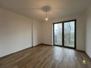 <p><span> </span></p><p><span>Modern 2 slaapkamer appartement met ruim terras en autostaanplaats</span></p><p><span>Dit appartement op de derde verdieping, in een gebouw met lift, heeft een zeer centrale ligging. </span></p><p><span>Van hieruit bent u op wandelafstand van verscheidene winkels, supermarkten, parken en scholen. Ook belangrijke invalswegen en het openbaar vervoer zijn in de directe omgeving terug te vinden.</span></p><p><span> </span></p><p><span>Dit appartement heeft volgende indeling:</span></p><p><span> </span></p><p><span>Inkomhal:</span></p><p><span>U betreedt het appartement via de inkomhal op tegels met parketlook, die nagenoeg doorheen het gehele appartement is doorgetrokken. </span></p><p><span>Deze hal is voorzien van een videofoon en biedt voldoende plaats om een vestiaire in te richten. </span></p><p><span>Aanpalend is een aparte berging terug te vinden met aansluitingen voor wasmachine en droogkast.</span></p><p><span> </span></p><p><span>Leefruimte &amp; keuken:</span></p><p><span>De woonkamer (30m²) geniet van natuurlijke lichtinval dankzij de grote schuiframen en biedt toegang tot het overdekte terras. </span></p><p><span>De open keuken is volledig geïnstalleerd en voorzien van een keramisch kookvuur, oven, koelkast met vriesvak, spoelbak en vaatwasser. </span></p><p><span> </span></p><p><span>Slaapkamers &amp; badkamer:</span></p><p><span>Via de nachthal heeft u toegang tot beide slaapkamers en badkamer.</span></p><p><span>Beide slaapkamers (9,5m² &amp; 13m²) geven toegang tot het overdekte terras. </span></p><p><span>De badkamer is voorzien van een ligbad met douchecombinatie, dubbele lavabo met bijhorend meubel en toilet.</span></p><p><span> </span></p><p><span>Terras:</span></p><p><span>Het overdekte, oost-georiënteerde terras strekt zich uit over de hele breedte van het appartement en biedt voldoende plaats voor een tafel en enkele stoelen.</span></p><p><span>Hierop kan u van de zon genieten en gasten ontvangen.</span></p><p><span> </span></p><p><span>Ondergrondse autostaanplaats:</span></p><p><span>Een ondergrondse autostaanplaats is verplicht mee aan te kopen aan €25.000.</span></p><p><span>Deze valt gemakkelijk te betreden via de ingang van het ondergrondse garagecomplex, die naast het gebouw is gelegen. </span></p><p><span>Uiteraard kan u vanuit de ondergrondse garage rechtstreeks uw appartement bereiken. </span></p><p><span> </span></p><p><span>Extra Troeven:</span></p><p><span>- Zonnig en ruim terras</span></p><p><span>- Individuele meters</span></p><p><span>- EK conform</span></p><p><span>- Instapklaar</span></p><p><span>- Passief ventilatiesysteem</span></p><p><span>- Gunstig EPC</span></p><p><span>- Mobiscore van 9,1/10</span></p><p><span> </span></p>
