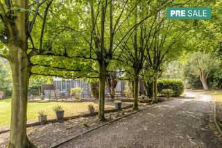 In de residentiële wijk 'Loveld' bieden wij deze charmante bungalow te koop aan op een uitzonderlijk royaal perceel van maar liefst 3.180 m². Dit ruim stuk grond biedt  privacy en groen, gecombineerd met een ongeëvenaarde centrale ligging.<br /><br />U woont hier op een boogscheut van het bruisende centrum van Aalter, waar scholen, winkels, horeca en het station vlot bereikbaar zijn. Bovendien geniet u van een uitstekende en snelle verbinding naar de E40 richting Gent en Brugge. Zoekt u een veelzijdige bouwgrond in Aalter of droomt u van een bungalow te koop op een absolute toplocatie? Neem vandaag nog contact met ons op om de diverse mogelijkheden van dit uitzonderlijke vastgoed te ontdekken.<br /><br />De eigendom wordt aangeboden via de Pre-sale formule. Van 14/09/2026 om 09:00 tot 21/09/2026 om 17:00 kan u het huis op afspraak komen bezichtigen en een bod uitbrengen. De vermelde prijs is een instelprijs. Voor meer info, gelieve contact op te nemen met de dossierverantwoordelijke.<br /><br />Dit pand is onderworpen aan de renovatieverplichting van de Vlaamse overheid voor residentiële gebouwen (behoudens bij sloop binnen 5 jaar na de aankoop). Consulteer voor meer informatie de website van het Vlaams Energie- en Klimaatagentschap via https://www.vlaanderen.be/een-woning-kopen/renovatieverplichting-voor-residentiele-gebouwen<br /><br />Bestuursmaatregelen in het maatregelenregister: nee<br /><br />Deze AI-visualisaties zijn bedoeld als inspiratie. Er werd geen rekening gehouden met technische specificaties, stedenbouwkundige voorschriften of de concrete mogelijkheden tot realisatie.
