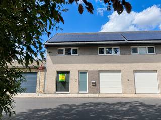omvattende een inkomhal, grote living, moderne keuken en badkamer, 2 aparte toiletten, 4 slaapkamers, garage, berging, zolder, tuin met terras en tuinberging