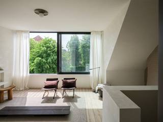 <strong>Bijzonder aangenaam duplexappartement met 2 slaapkamers en 2 badkamers op toplocatie nabij de Coupure</strong><br /><br /><em>Voor meer informatie kunt u mailen naar info@carloeggermont.be.</em><br /><br />Dit charmante duplexappartement maakt deel uit van een kleinschalig voormalig handelshuis en is gelegen in de gegeerde Ekkergemwijk. Dankzij de centrale ligging bevindt u zich op wandelafstand van de Coupure, de Watersportbaan en de belangrijkste winkelstraten, pleinen en horecazaken van de Gentse binnenstad.<br /><br />Het appartement strekt zich uit over de eerste en tweede verdieping. De bovenste verdieping werd recent volledig vernieuwd, inclusief de dakstructuur, wat resulteert in een bijzonder aangename woonbeleving met veel lichtinval en een verrassend ruimtelijk gevoel.<br /><br />Via de inkomhal op de eerste verdieping bereikt u de leefverdieping. Aan de voorzijde bevinden zich de eet- en leefruimte met aansluitende keuken en praktische voorzieningen voor een wasmachine en droogkast. Achteraan vinden we een ruime slaapkamer en een afzonderlijke badkamer, uitgerust met douche, wastafel en toilet.<br /><br />De bovenste verdieping vormt zonder twijfel een van de blikvangers van het appartement. Dankzij het grote raam geniet de lichtrijke leefruimte van een open en aangename sfeer. Aansluitend bevindt zich een tweede volwaardige slaapkamer met ensuite badkamer, voorzien van een inloopdouche en wastafel.<br /><br />Op het gelijkvloers bevindt zich een polyvalent handelspand dat eveneens afzonderlijk kan worden aangekocht. Hierdoor biedt dit eigendom interessante mogelijkheden voor wie wonen en werken wil combineren of wenst te investeren in het volledige gebouw. Meer informatie hierover is beschikbaar op aanvraag.<br /><br />De kleinschaligheid van het gebouw, bestaande uit slechts twee entiteiten, gecombineerd met de recente vernieuwingen, zorgt voor een aantal belangrijke troeven: beperkte gemeenschappelijke kosten, een hoge mate van privacy en weinig tot geen te verwachten investeringen op korte termijn.<br /><br />Beide entiteiten beschikken over afzonderlijke tellers en kunnen zowel afzonderlijk als gezamenlijk worden aangekocht (basisakte in opmaak).<br /><br /><strong>Kortom:</strong> <strong>een uitstekende opportuniteit voor investeerders, ouders van studerende kinderen, young professionals of iedereen die op zoek is naar een instapklaar appartement op een strategische locatie nabij het Gentse stadscentrum.</strong><br /><br /><em>*kosten opmeting en basisakte ten laste van de koper</em>