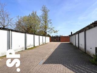 <span>Centraal gelegen garage (nummer 1) met wit metalen kantelpoort - lengte: 6m x breedte: 3m - geen elektriciteit voorzien.</span><br /><br /><span>Voor bijkomende inlichtingen of een bezoek ter plaatse kan u steeds vrijblijvend contact opnemen met Immo S|P op het nummer 014/59.10.20. of via info@immosp.be.</span>