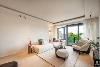 Beautifully renovated, light-filled flat with unobstructed views over the villas, within walking distance of shops and the sea. Layout: entrance hall with guest toilet. Cosy, light-filled living and dining room with a bioethanol fireplace and access to the sunny front terrace. Modern open-plan kitchen, fully equipped with high-quality appliances. Laundry room, first spacious bedroom with fitted wardrobes and an adjoining shower room. Second bedroom with fitted wardrobes and shower room (washbasin, toilet and shower). Both bedrooms open onto the rear terrace. Spacious private cellar.