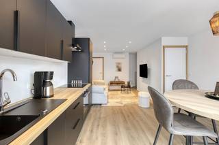 LAYOUT: Ground floor: - commercial space with space behind that can serve as a utility roomFirst floor: - living area with open kitchen and separate toiletSecond floor: - bedroom with bathroom (equipped with sink, shower and washing machine connection)Third floor:- furnished mezzanineAdvantages: - easy accessibility- completely renovated! - favorable EPCMore info or an on-site visit? Contact Sarah Hanson - 0493 25 46 80 - sarah.hanson@dewaele.com