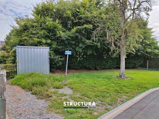 Bouw uw droomwoning in het groene Mazenzele (Opwijk)!In het landelijke en bijzonder rustige Mazenzele stellen wij u met trots deze uitstekend gelegen bouwgrond voor open bebouwing voor.Met een royale oppervlakte van 12a 80ca en een perceelbreedte van maar liefst 20 meter, geniet u hier van alle ruimte om een stijlvolle, lichtrijke woning te realiseren volledig naar uw smaak.Extra troef? Dit perceel is het laatste in een doodlopende straat (enkel plaatselijk verkeer). Dat betekent: maximale rust, minimale passage en een veilige, aangename woonomgeving — ideaal voor gezinnen én wie houdt van privacy.BouwmogelijkhedenOp dit perceel gelden de standaard stedenbouwkundige voorschriften, die u ruime mogelijkheden bieden:* Maximale bouwdiepte: 15 m op het gelijkvloers en 12 m op de verdieping* Maximale kroonlijsthoogte: 6,40 m en dakhelling tot 45°* Zijdelingse bouwvrije stroken van minstens 3 m* Een achtertuinzone van minstens 10 m diepHierdoor kan u een comfortabele en hedendaagse open bebouwing realiseren met een mooie tuinzone waar u in alle rust kan genieten. Rustig wonen met vlotte bereikbaarheidMazenzele combineert het beste van twee werelden:een groene, landelijke omgeving met tegelijk een vlotte verbinding naar Opwijk, Asse en Brussel. Winkels, scholen en openbaar vervoer bevinden zich op korte afstand.Maatregelen opgenomen in het Maatregelenregister: nee. Kortom, een unieke kans om uw woonproject te realiseren op een toplocatie waar rust, ruimte en bereikbaarheid perfect samenkomen.Meer info of een bezoek ter plaatse?Contacteer Structura via 02/460.80.46 of info@structura.be