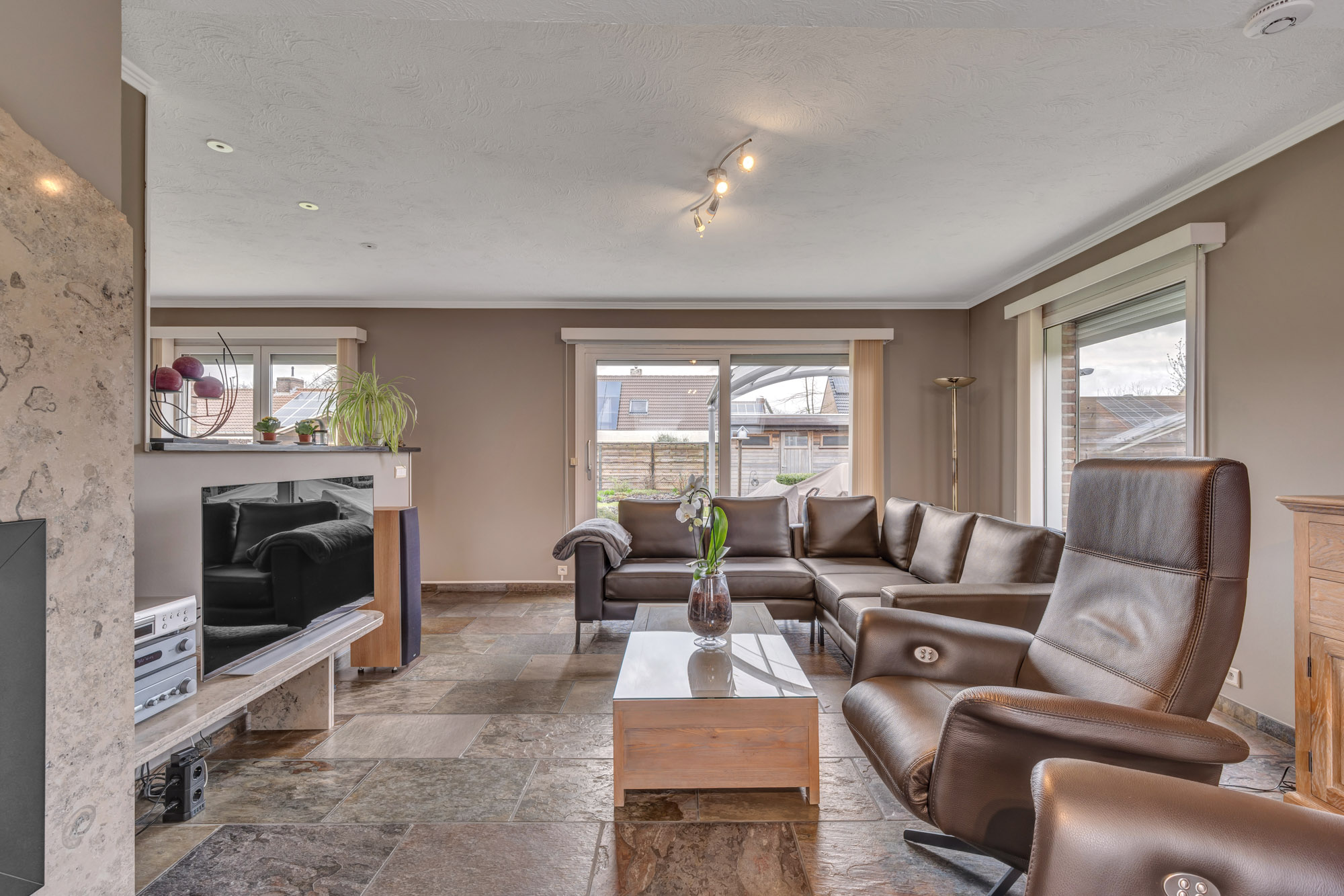 Open bebouwing met tuin, zonnepanelen en garage - foto 4