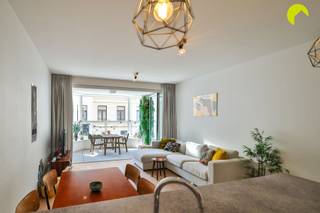 <p><span>Op wandelafstand van winkels, gezellige horecazaken, openbaar vervoer en belangrijke verbindingswegen bevindt zich dit stijlvolle 1-slaapkamerappartement in een moderne residentie van 2018. Met een bewoonbare oppervlakte van 66 m², een uitstekende afwerking en een BEN-label vormt dit appartement de perfecte combinatie van comfort, duurzaamheid en een centrale ligging.</span></p><p><span>De lichtrijke leefruimte met grote raampartijen baadt de hele dag in het natuurlijke licht en sluit mooi aan op de volledig uitgeruste open keuken, die van alle hedendaagse toestellen is voorzien. De ruime slaapkamer biedt alle comfort, terwijl de eigentijdse badkamer strak en kwalitatief werd afgewerkt.</span></p><p><span>Daarnaast beschikt het appartement over een praktische berging met aansluitingen voor een wasmachine en droogkast, extra opbergruimte én de technische installaties.</span></p><p><span>Een aangename meerwaarde is het zonnige, zuidgerichte terras van 7 m². Dankzij de beschutte ligging geniet u hier in alle privacy van de zon, ideaal om te ontspannen of gezellig buiten te eten.</span></p><p><span>Ook op energetisch vlak scoort deze woning bijzonder sterk. Dankzij het BEN-label, een EPC-score A+, zonnepanelen, een energiezuinige warmtepomp en vloerverwarming geniet u van een hoog wooncomfort én lage energiekosten.</span></p><p><span>Als extra beschikt u over een privatieve kelderberging. De residentie is bovendien uitgerust met een lift en biedt haar bewoners tal van kwalitatieve gemeenschappelijke voorzieningen, waaronder een ruime fietsenstalling, een fraai aangelegde binnentuin, een polyvalente feestzaal met ingerichte keuken en een royaal dakterras met mooi uitzicht over de omgeving.</span></p><p><span>Troeven:</span></p><ul><li><span>Recente residentie (bouwjaar 2018)</span></li><li><span>BEN-appartement met EPC-label A+</span></li><li><span>Zuidgericht terras van 7 m²</span></li><li><span>Grote overdekte fietsenstalling</span></li><li><span>Gemeenschappelijke tuin en dakterras</span></li><li><span>Feestzaal met ingerichte keuken</span></li><li><span>Uitstekende ligging in het populaire Oud-Berchem</span></li></ul><p><span> </span></p><p><span>Nuttige informatie:</span></p><p><span> </span></p><p><span>EPC 15 kWh (m²/jaar)</span></p><p><span>P-score en G-score = klasse B</span></p><p><span>Gem. kosten €113 p/m</span></p><p><span>Vrij bij akte (3 m)</span></p><p><span> </span></p><p><span>Voor een bezoek ter plaatse bel 03/449.42.141 of mail <span>hallo@habicom.be</span></span></p><p><span>Benieuwd naar de waarde van jouw woning? Check het gratis op <span>www.watismijnhuiswaard.be</span></span><span> </span></p><p><span> </span></p>