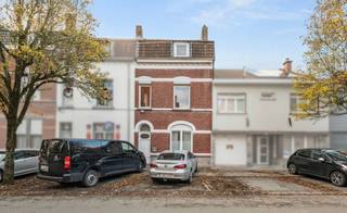 <p>Te koop: woning met 4 slaapkamers en tuin – ideaal voor co-housing of gezin – gegeerde buurt nabij CHwapi</p>
<p>Gelegen tegenover een park en op korte afstand van het CHwapi, biedt deze bemeubelde woning mooie volumes, uitstekend comfort en een onmiddellijk rendement. Momenteel verhuurd in co-housing aan 4 personen, maar ook perfect geschikt als gezinswoning zonder aanpassingen.</p>
<p>Inkomhal, bureau/opbergruimte (16 m²), woonkamer (13 m²), douchekamer met lavabo, apart toilet, ingerichte keuken (oven, vitrokeramische kookplaat, dampkap, koelkasten, diepvriezers, eetruimte). Drie kelders, waarvan één met wasmachineplaats en recente Vaillant condensatieketel.<br />1e verdieping: twee ruime slaapkamers met lavabo.<br />2e verdieping: twee slaapkamers van 13 m² met lavabo + douchekamer met toilet.<br />Buiten: aangelegde tuin en terras van 15 m².</p>
<p>Troeven: PVC-ramen met dubbele beglazing, recente ketel, geen kosten te voorzien. Woning volledig bemeubeld verkocht.<br />Conforme co-housing met 4 kamers: nooit leegstand, geen geschillen, vlot en stabiel verhuurd, overdracht van huurcontracten en huren bij de akte.</p>
<p>EPC: C – nr. 20251204011610 – 225 kWh/m².jaar – CO₂: 41 kg/m².jaar</p>
<p>Te koop via Immo Beguin, uw vastgoedexpert sinds 2009.<br />Kantoren in Ronse, Waregem, Kortrijk, Deinze, Doornik en Lessen.<br />Bezoek op afspraak: tom@immobeguin.be</p>