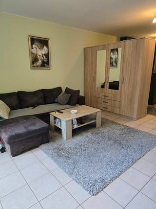 <p><strong>Gezellig gelijkvloers appartement te huur aan het centrum van Waregem.</strong></p>
<p> </p>
<p>Dit appartement bestaat uit een ruime woonkamer met plaats voor eettafel en zithoek.</p>
<p>Een volledig geïnstalleerde open keuken met oven, kookplaat, dampkap en koelkast.</p>
<p>Achteraan het appartement bevindt zich 1 slaapkamer, een badkamer met wastafel, toilet en douche en een aparte berging.</p>
<p>het appartement heeft ook een ruime terras.</p>
<p>Er is een staanplaats voorzien aan de voorkant van het appartement.</p>
<p> </p>
<p><strong>Troeven:</strong></p>
<p>Topligging in het centrum van Waregem,</p>
<p>Dichtbij winkels, supermarkten, bakkerij, slagerij, scholen, park baron casier. </p>
<p>Vlotte verbinding naar de E17</p>
<p>Privacy en Rust</p>
<p> </p>
<p><strong>Interesse in dit appartement? Aarzel niet om een afspraak te maken met ERA Bossuyt - 056/61.10.10.</strong></p>