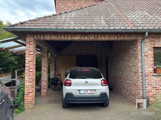 <p><span>Op zoek naar een woning met ruimte, karakter, rust én een tuin waar u écht tot adem komt? Dan is deze prachtige gezinswoning aan de </span><span>Butserenstraat 29 in Koersel-Beringen</span><span> absoluut een bezoek waard. Deze woning, gebouwd in de jaren negentig, combineert een stevige basis met een bijzonder aangename woonbeleving en vormt een ideale thuis voor gezinnen die nood hebben aan plaats, comfort en privacy.</span></p><p><span>Topics</span></p><p><span>- schitterende tuin, uitgevend op een paardenweide;</span></p><p><span>- kortbij centrum Beringen;</span></p><p><span>- drie ruime slaapkamers;</span></p><p><span>- electriciteit conform, geen asbest, degelijk EPC-label;</span></p><p><span>De woning bevindt zich op een mooi perceel van </span><span>12a47ca</span><span> en geniet van een rustige ligging in Koersel, op ongeveer </span><span>4 km van het centrum van Beringen</span><span>. U woont hier landelijk en groen, maar toch met winkels, scholen, verbindingswegen en dagelijkse voorzieningen binnen vlotte bereikbaarheid. De ligging is bijzonder aangenaam voor wie graag rustig thuiskomt, zonder in te boeten op praktische bereikbaarheid.</span></p><p><span>Een van de grote troeven van dit eigendom is zonder twijfel de </span><span>prachtige tuin</span><span>. Achteraan grenst de tuin aan een weide waar paarden gehouden worden, wat zorgt voor een uitzonderlijk landelijk en open gevoel. De tuin werd bewust op een natuurlijke, licht wilde manier aangelegd, waardoor hij een charmante, ontspannen en bijna parkachtige sfeer uitstraalt. Dankzij de ideale oriëntatie, de aanwezige beplanting en de bomen geniet u hier op elk moment van de dag van aangename plekjes zon én schaduw. Zeker tijdens warme zomerdagen is dit een heerlijke plek om te vertoeven, te ontspannen, te lezen, te spelen of gezellig samen te komen met familie en vrienden.</span></p><p><span>Binnenin biedt de woning bijzonder veel ruimte. Met </span><span>drie zeer ruime slaapkamers</span><span> is dit een huis dat perfect beantwoordt aan de noden van grotere gezinnen, nieuw samengestelde gezinnen of bewoners die extra kamers wensen voor bureau, hobbyruimte of logeerkamer. Eén van de slaapkamers beschikt bovendien over een </span><span>dressing</span><span>, wat extra comfort en opbergruimte biedt. De indeling voelt royaal aan en geeft tal van mogelijkheden om de woning volledig naar eigen smaak en levensstijl in te richten.</span></p><p><span>Ook technisch biedt deze woning belangrijke geruststellingen. De </span><span>elektrische installatie is conform</span><span>, er is </span><span>geen asbest aanwezig</span><span> en de woning behaalt een </span><span>EPC-label C</span><span>. Dat zijn sterke elementen voor kopers die op zoek zijn naar een degelijke woning met een correcte energetische basis. Bovendien kan, onder voorbehoud van het voldoen aan de wettelijke voorwaarden, het verlaagde tarief van </span><span>2% registratierechten</span><span> mogelijk van toepassing zijn. Laat dit uiteraard steeds bevestigen door uw notaris of fiscaal adviseur.</span></p><p><span>Deze woning is een echte </span><span>topaanbieding</span><span> voor wie ruimte, rust en groen belangrijk vindt. De combinatie van het royale perceel, de ruime slaapkamers, de mooie tuin met zicht op de achterliggende weide en de aangename ligging in Koersel maakt dit eigendom bijzonder aantrekkelijk. Hier vindt u geen standaardwoning, maar een warme thuis met karakter, potentieel en een uitzonderlijk aangename buitenbeleving.</span></p><p><span>Wilt u deze woning zelf ontdekken? Neem dan contact op met </span><span>Immo Diest</span><span> voor meer informatie of een bezoek ter plaatse.</span></p><p><span>Bezoek? </span><span><br /></span><span>Immo Diest</span><span><br />Tel. kantoor: <span>013 31 25 22</span></span><span><br />Makelaar: </span><span>Jan Vanonckelen</span><span><br />E-mail: <span>jan.vanonckelen@immodiest.be</span></span><span><br />Website: <span>www.immodiest.be</span></span></p>