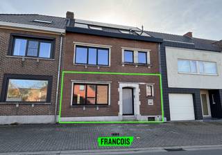 In de Wurmendries in Zottegem, een rustige en aangename woonomgeving, bevindt zich dit ruime en lichtrijke gelijkvloerse appartement. Dankzij de goede ligging geniet u hier van een vlotte verbinding naar het centrum van Zottegem, winkels, scholen en belangrijke invalswegen.<br /><br />Het appartement maakt deel uit van een woning die werd opgedeeld in twee appartementen en biedt een comfortabele en praktische indeling. Bij het binnenkomen treft u een inkomhal met gastentoilet, die toegang geeft tot de lichtrijke leefruimte met open keuken. De keuken is volledig geïnstalleerd en vormt samen met de leefruimte het hart van het appartement.<br /><br />De grote schuiframen zorgen voor een overvloed aan natuurlijk licht en bieden rechtstreeks toegang tot de tuin. Deze ramen zijn bovendien uitgerust met vliegenhorren, wat extra comfort biedt.<br /><br />Verder beschikt het appartement over één zeer ruime slaapkamer, met de mogelijkheid om deze eventueel op te splitsen in twee slaapkamers. Daarnaast is er een badkamer, praktische berging en een ruime kelder, wat zorgt voor extra opbergruimte.<br /><br />Buiten geniet u van een zuidoostgerichte tuin, die nog zal worden aangelegd en waar u heerlijk kan ontspannen in de zon. Daarnaast zal er ook een autostaanplaats voorzien worden.<br /><br />Op technisch vlak scoort dit appartement bijzonder goed met zonnepanelen, centrale verwarming op gas en een energiezuinig EPC-label A, wat bijdraagt aan een comfortabel en energiezuinig woonklimaat.<br /><br />Het appartement is onmiddellijk beschikbaar, perfect voor wie snel wil verhuizen.<br /><br />Hebt u interesse in dit lichtrijke gelijkvloerse appartement met tuin? Dien dan gerust online uw bezoekaanvraag in via onze website, wij nemen snel contact met u op om een bezoekmoment in te plannen.<br /><br />